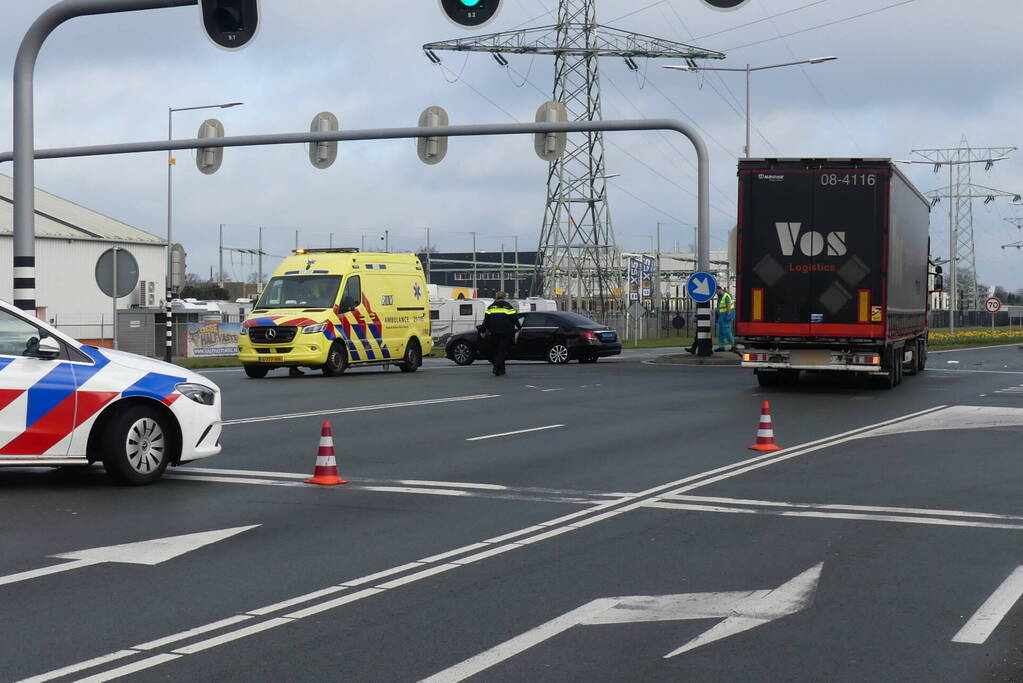 Vrachtwagen en auto in botsing op kruising