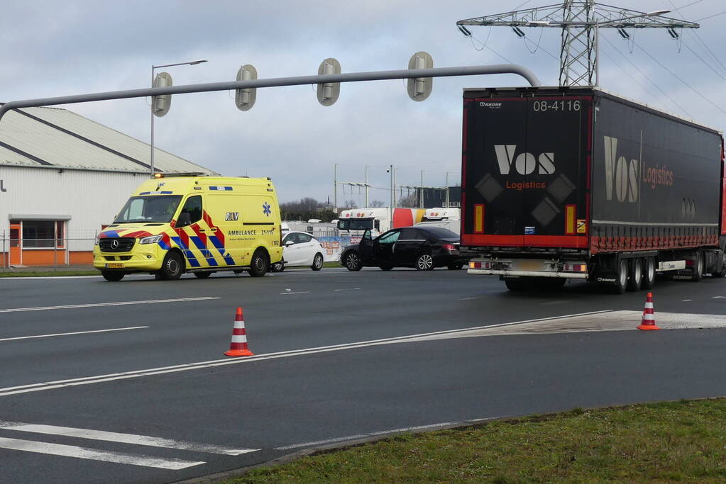 Vrachtwagen en auto in botsing op kruising