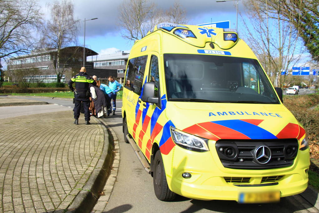 Fietser gewond na harde val op rotonde