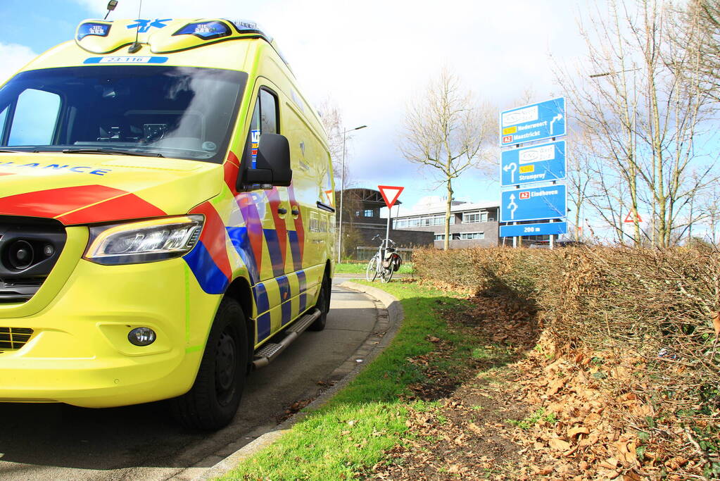 Fietser gewond na harde val op rotonde