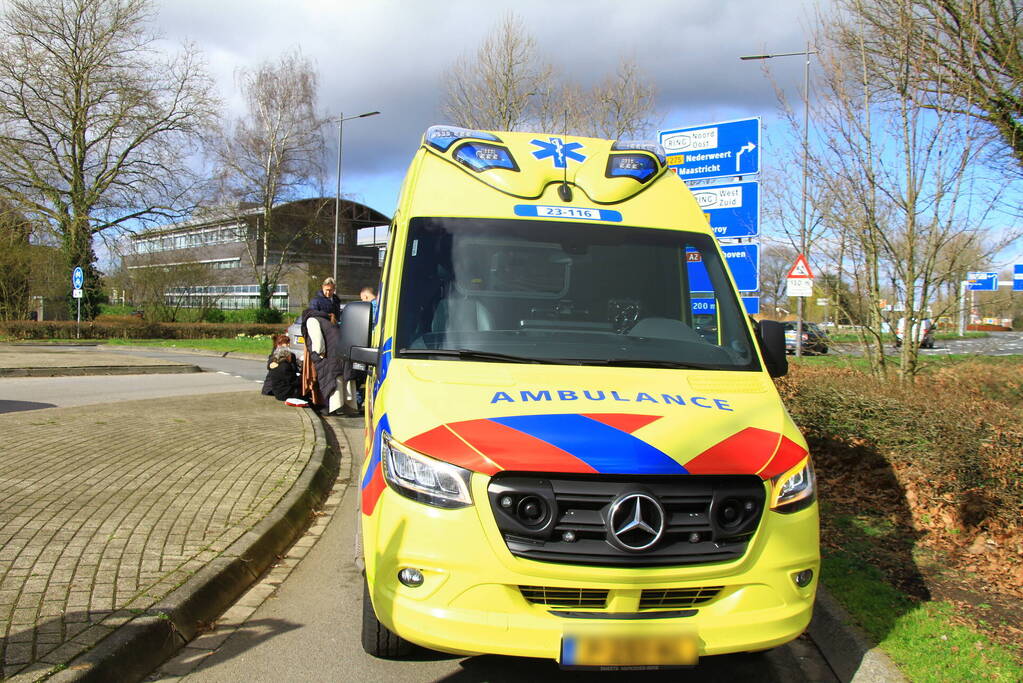 Fietser gewond na harde val op rotonde