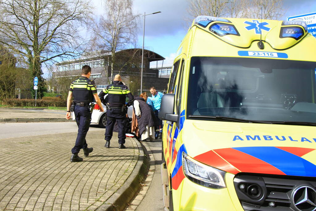 Fietser gewond na harde val op rotonde