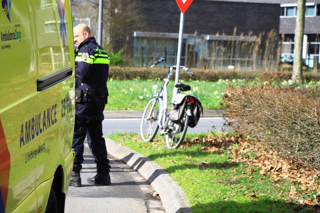 Fietser gewond na harde val op rotonde