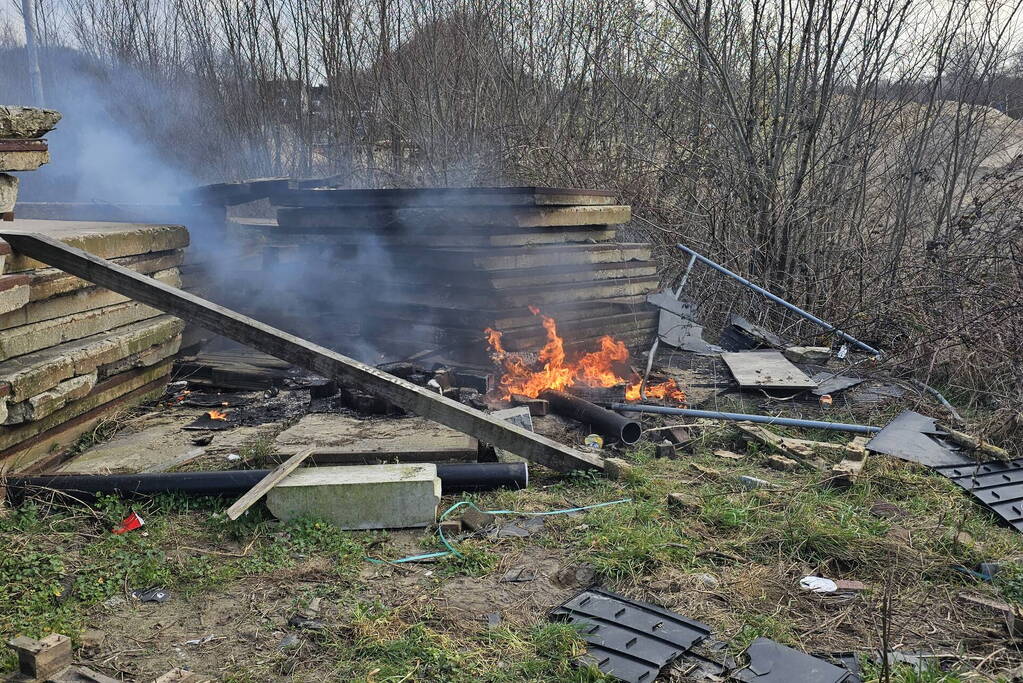 Brandstichting in bouwafval