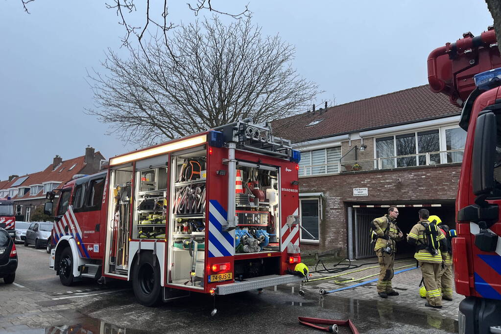 Persoon gewond bij flinke woningbrand
