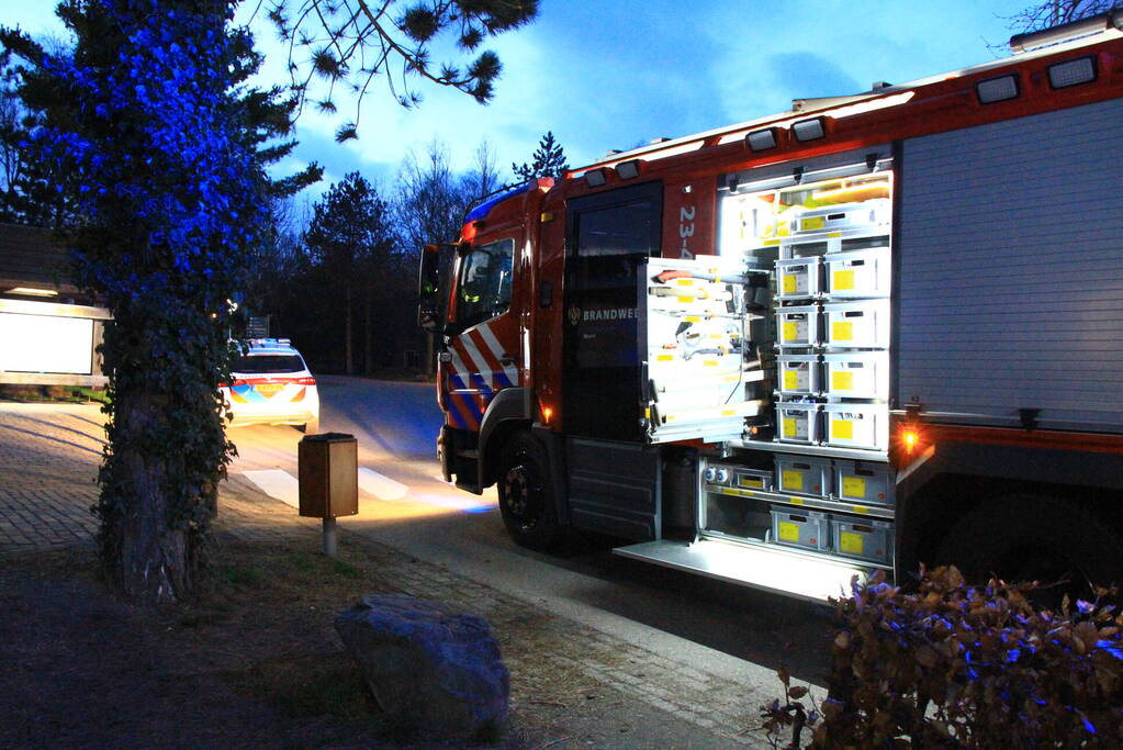 Kind vast in machine van speelhal