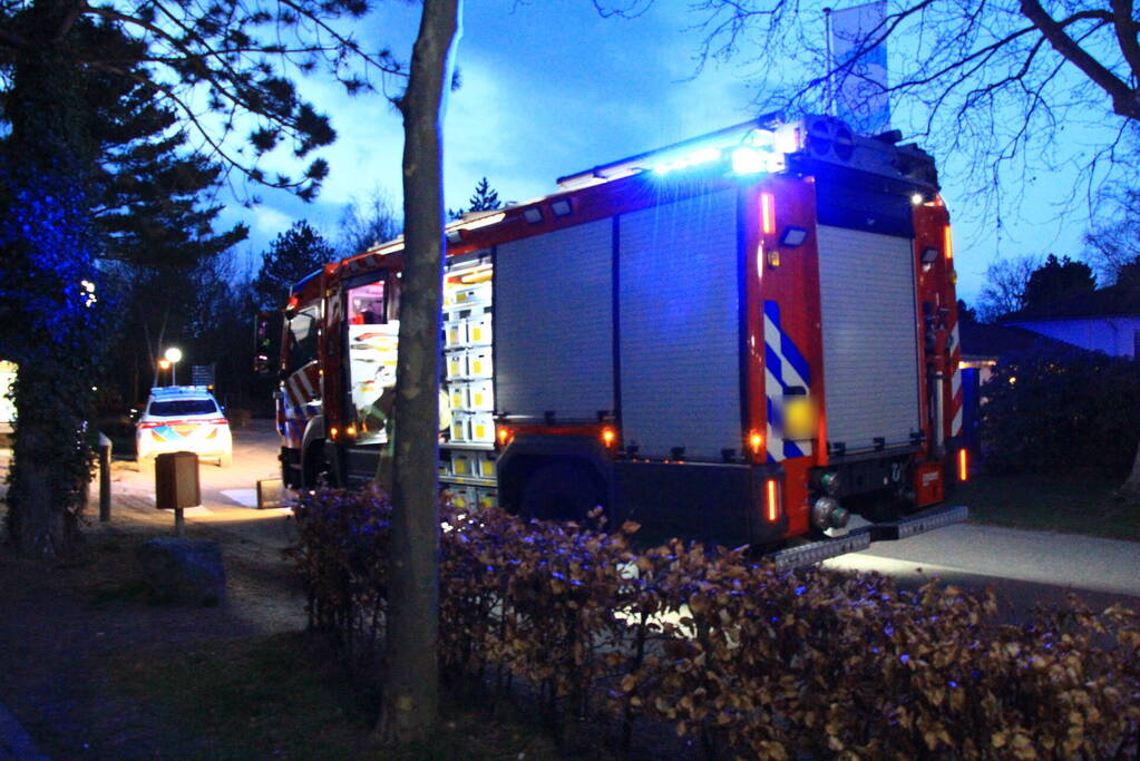 Kind vast in machine van speelhal