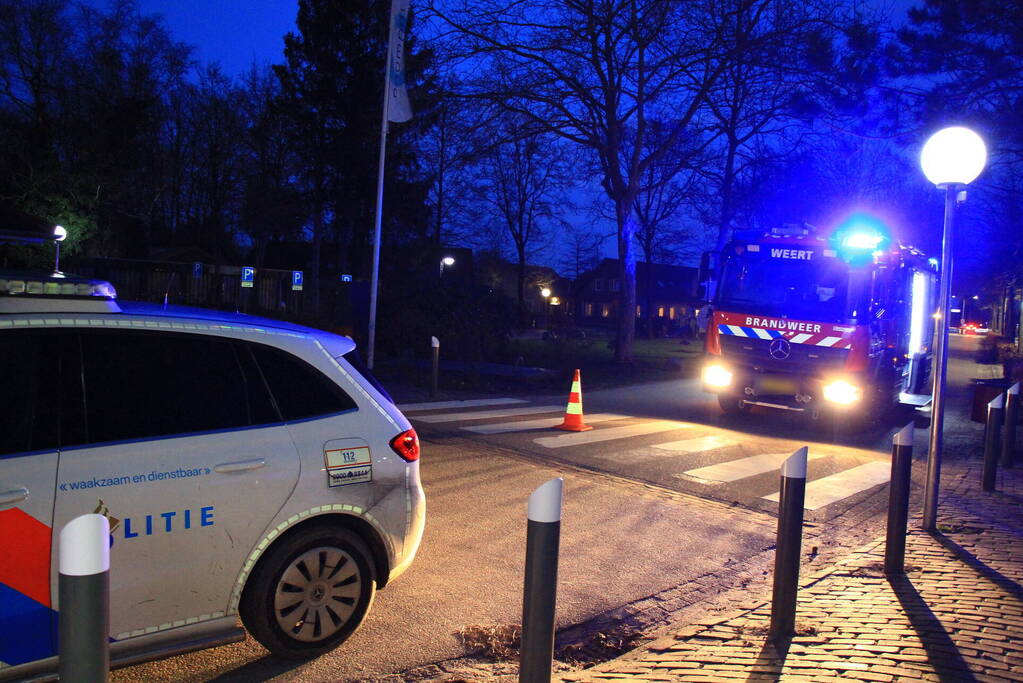 Kind vast in machine van speelhal