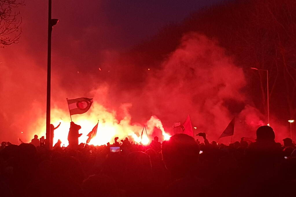 Duizenden fans verwelkomen spelersbus Feyenoord na gewonnen klassieker