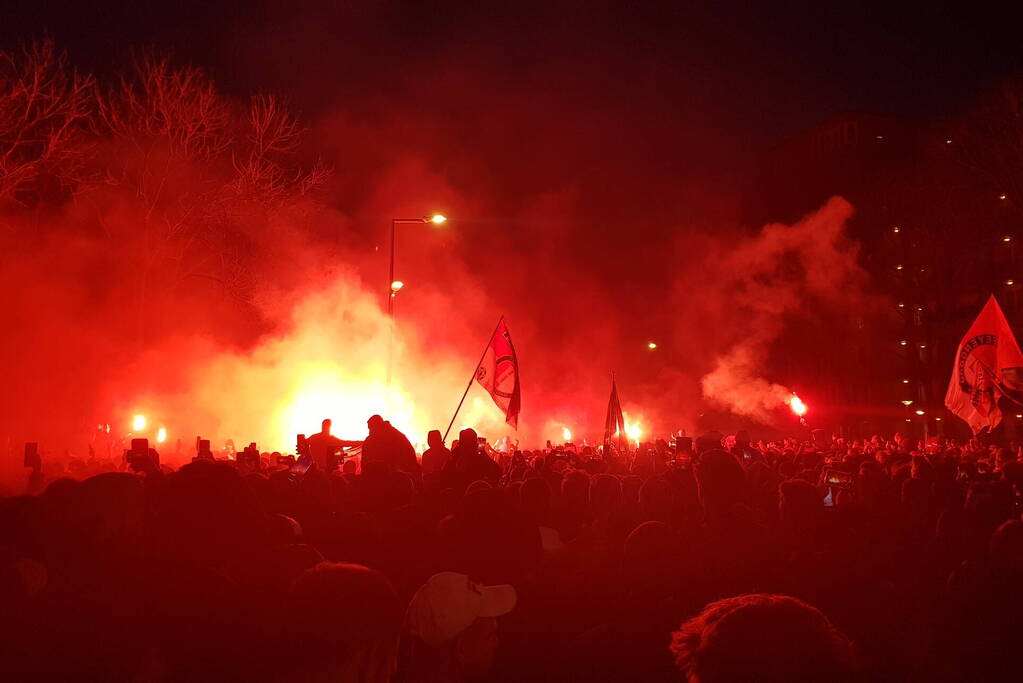 Duizenden fans verwelkomen spelersbus Feyenoord na gewonnen klassieker