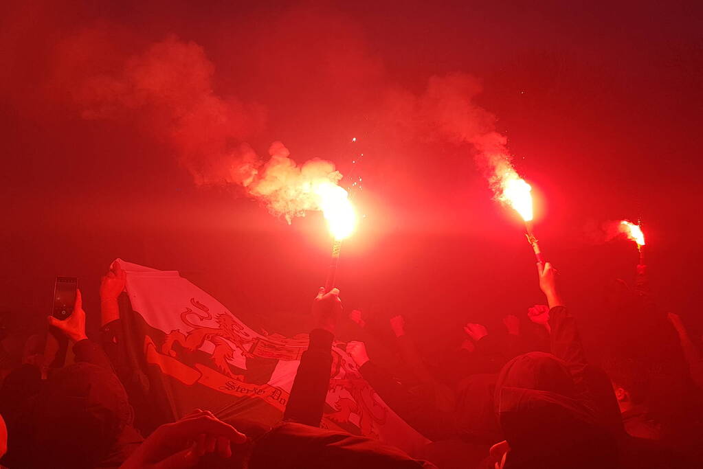 Duizenden fans verwelkomen spelersbus Feyenoord na gewonnen klassieker