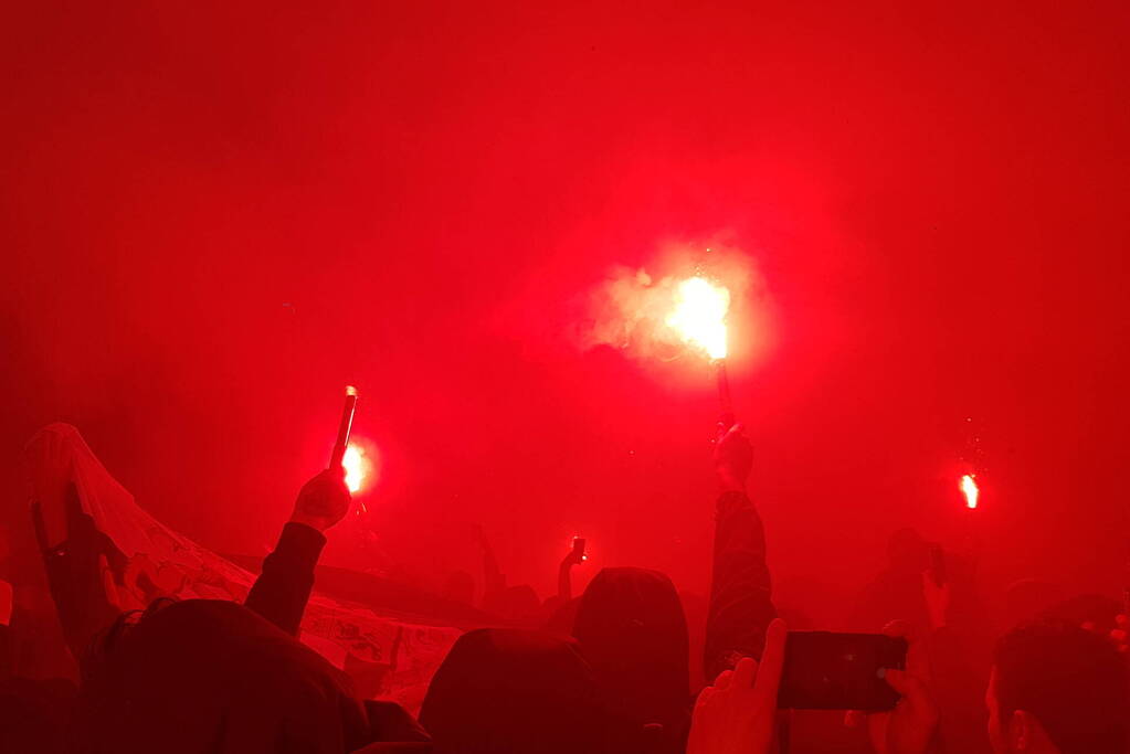 Duizenden fans verwelkomen spelersbus Feyenoord na gewonnen klassieker