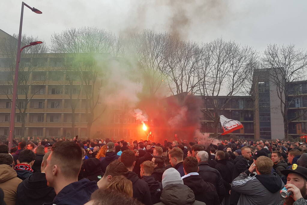 Duizenden fans verwelkomen spelersbus Feyenoord na gewonnen klassieker