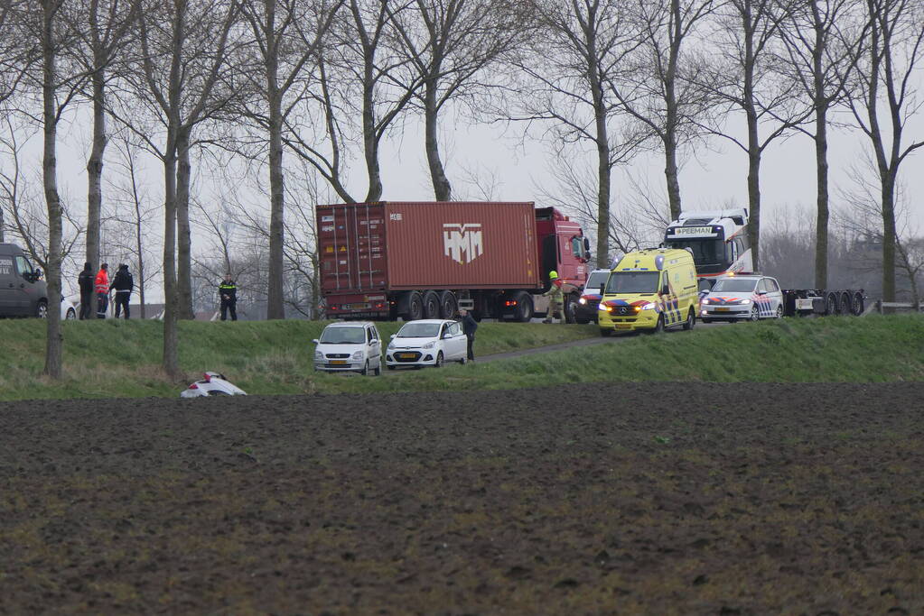 Auto schiet van de weg belandt onderaan talud