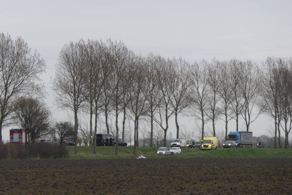 Auto schiet van de weg belandt onderaan talud