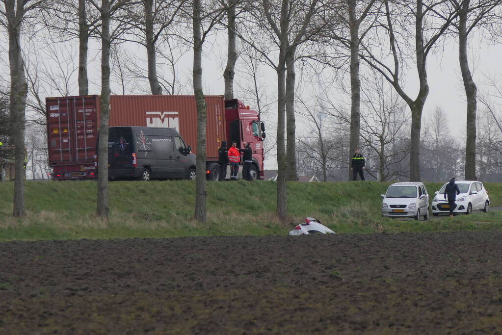 Auto schiet van de weg belandt onderaan talud