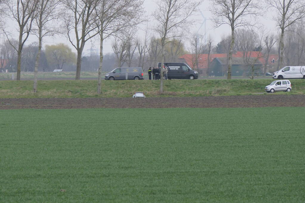 Auto schiet van de weg belandt onderaan talud