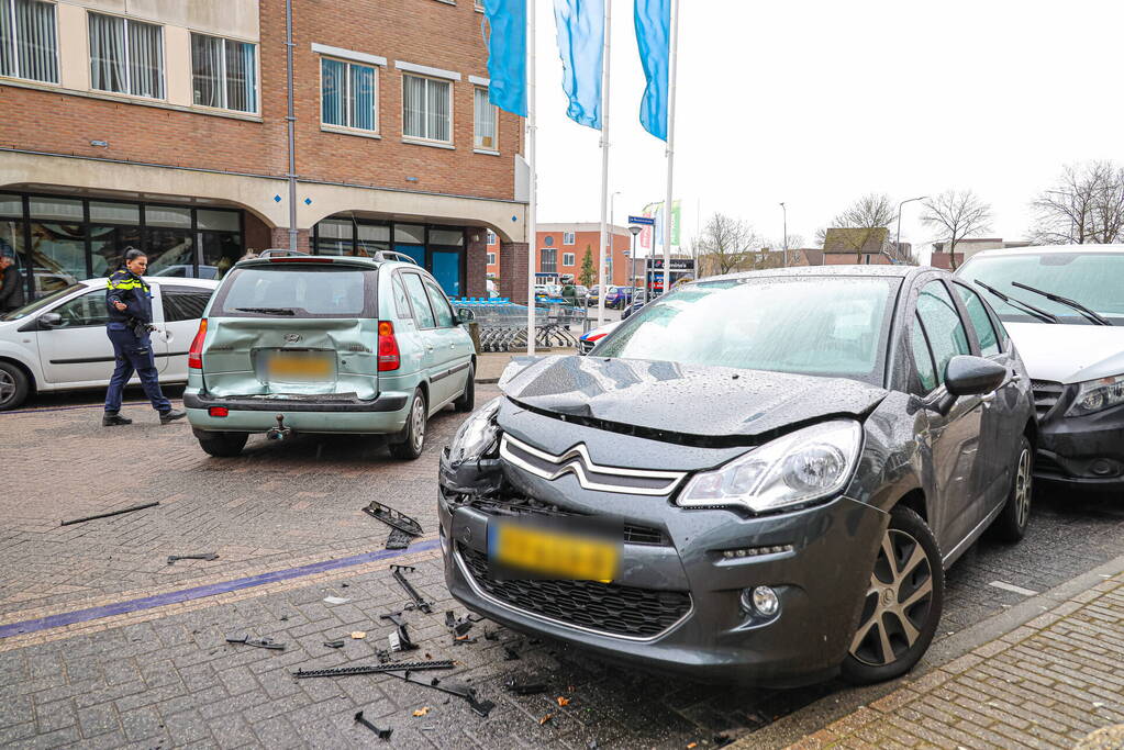 Automobilist botst op geparkeerde auto