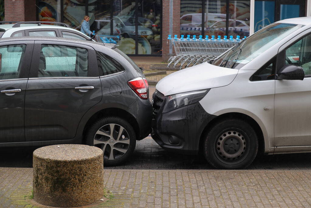Automobilist botst op geparkeerde auto