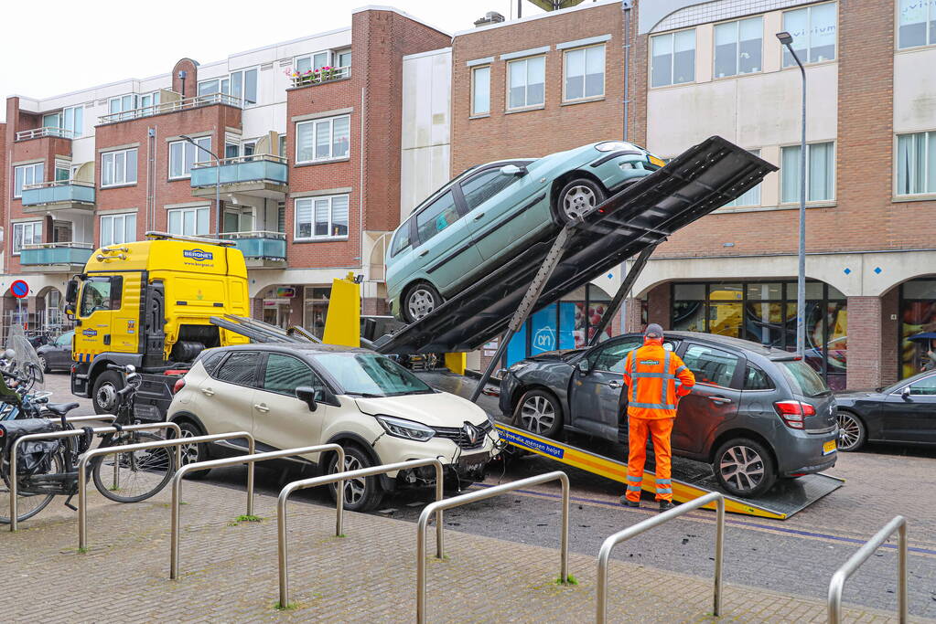 Automobilist botst op geparkeerde auto