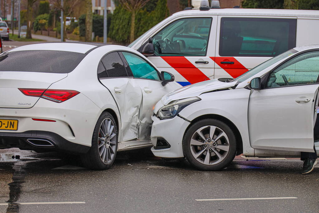 Twee personenauto's botsen op elkaar op kruising