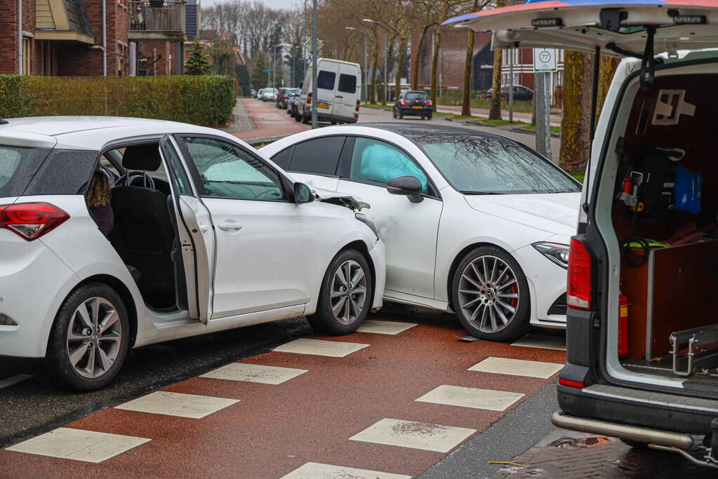Twee personenauto's botsen op elkaar op kruising