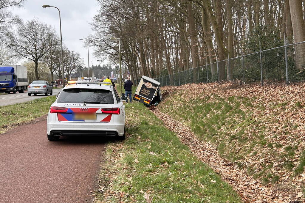 Aanhanger van vrachtwagen schiet los