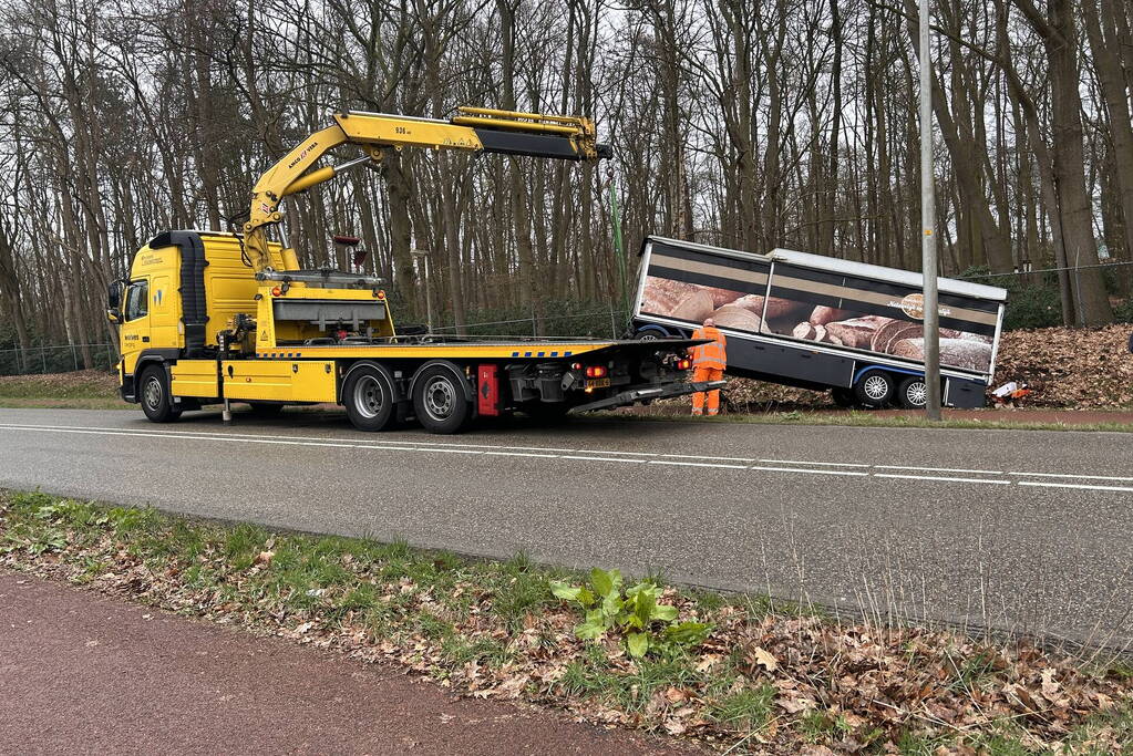 Aanhanger van vrachtwagen schiet los