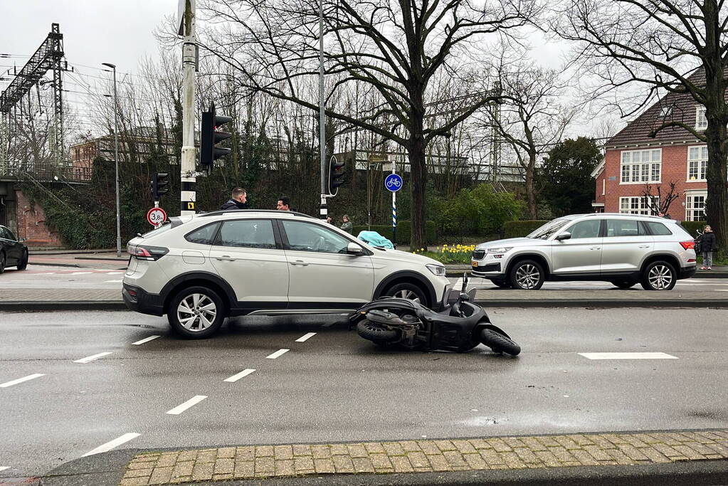 Scooterrijder gewond bij botsing met automobilist