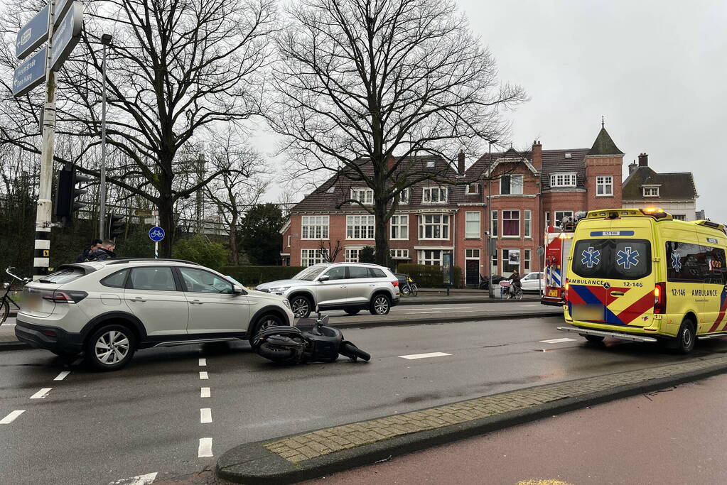 Scooterrijder gewond bij botsing met automobilist