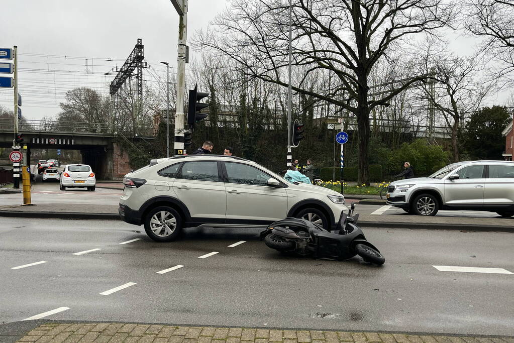 Scooterrijder gewond bij botsing met automobilist