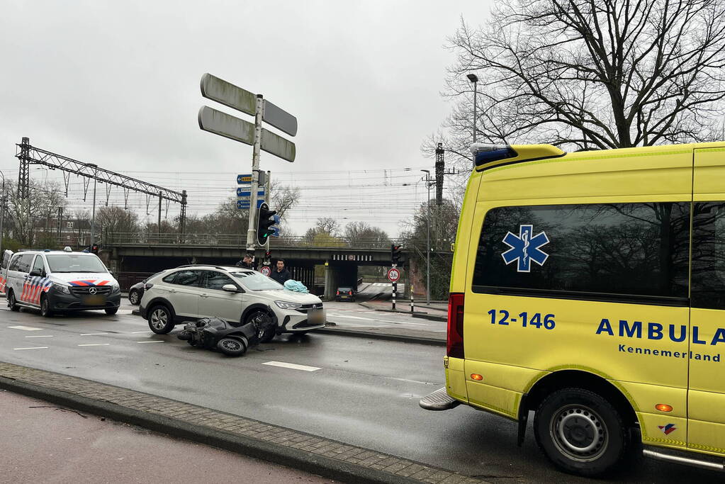 Scooterrijder gewond bij botsing met automobilist