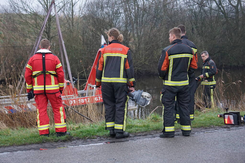 Kraai met visdraad vast in boom