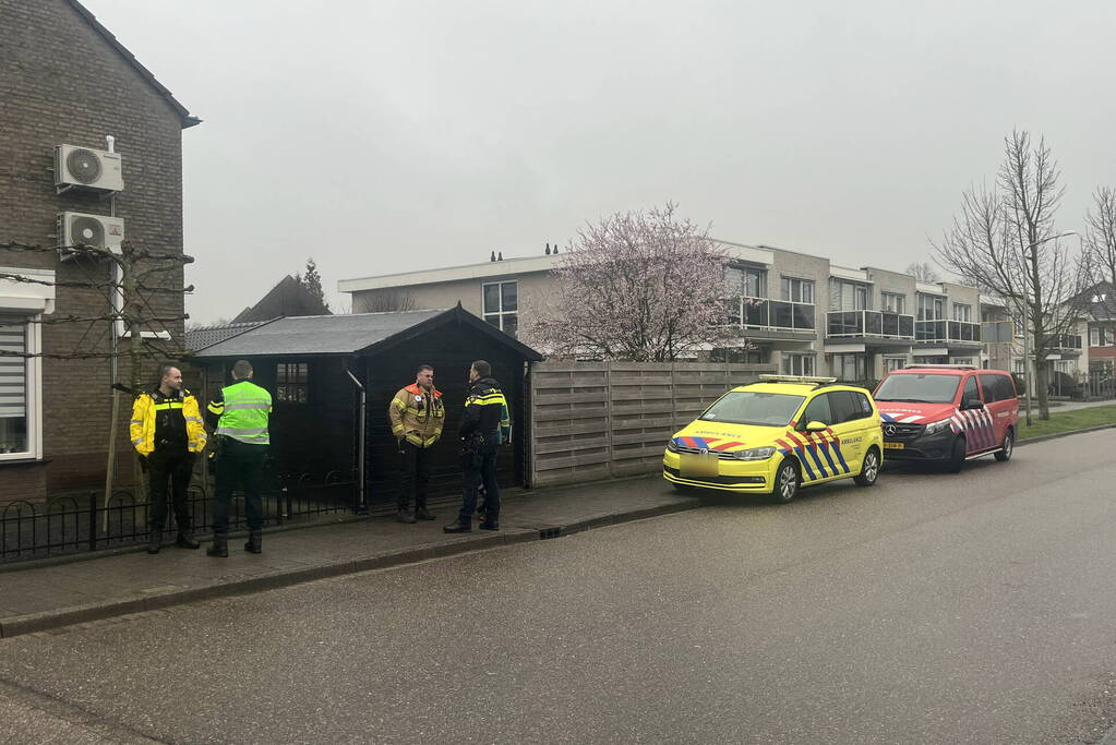 Straat afgezet na vondst wapens in woning