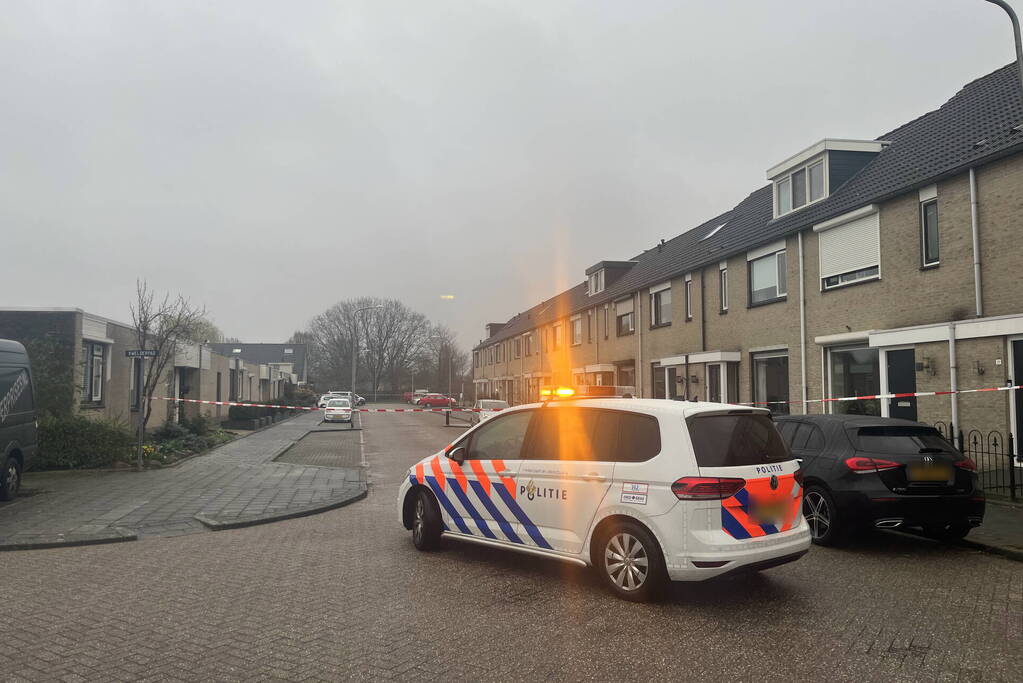 Straat afgezet na vondst wapens in woning