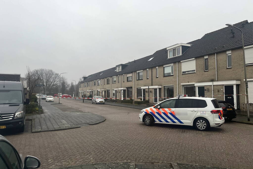 Straat afgezet na vondst wapens in woning