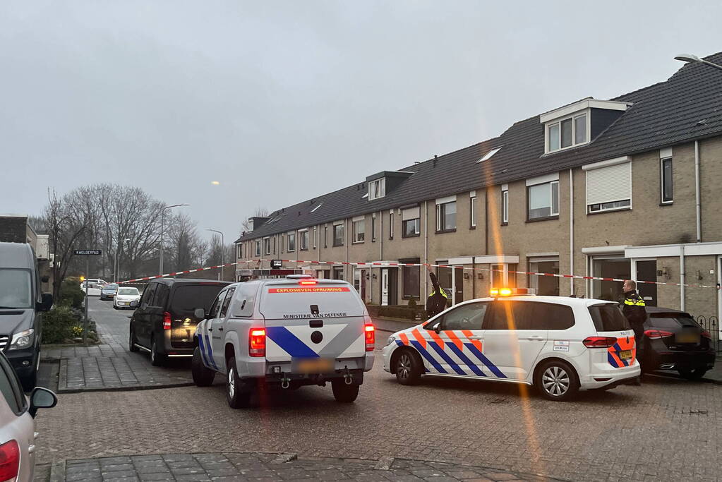 Straat afgezet na vondst wapens in woning