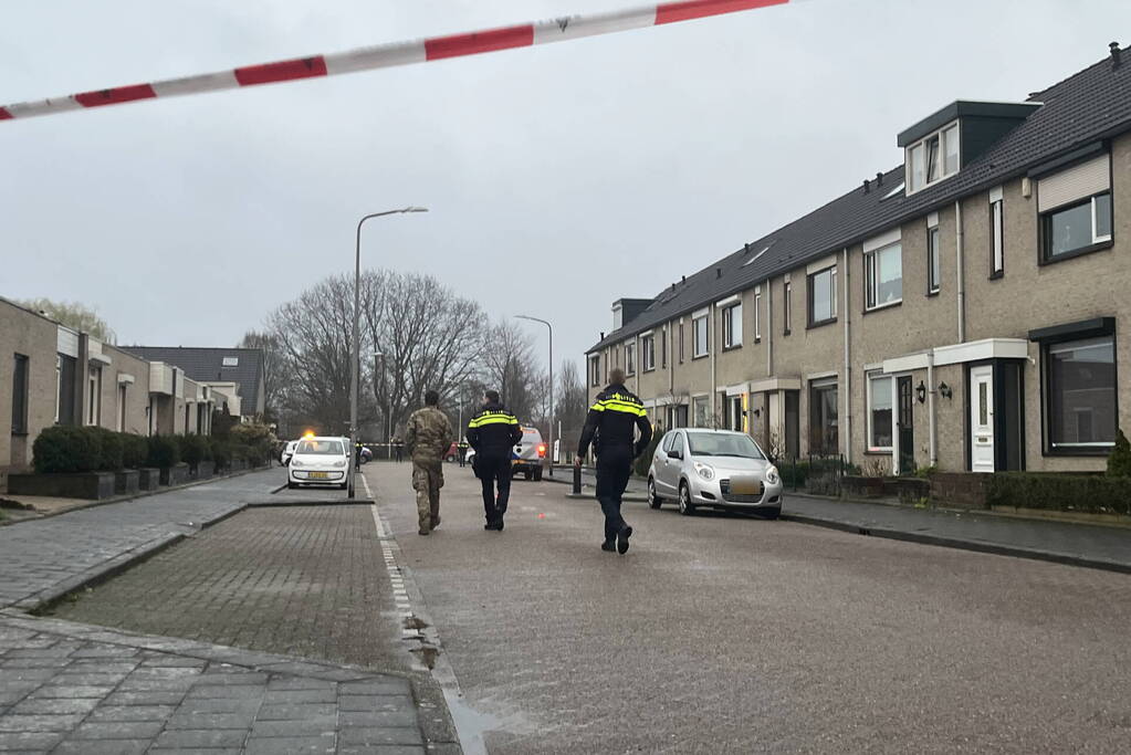 Straat afgezet na vondst wapens in woning
