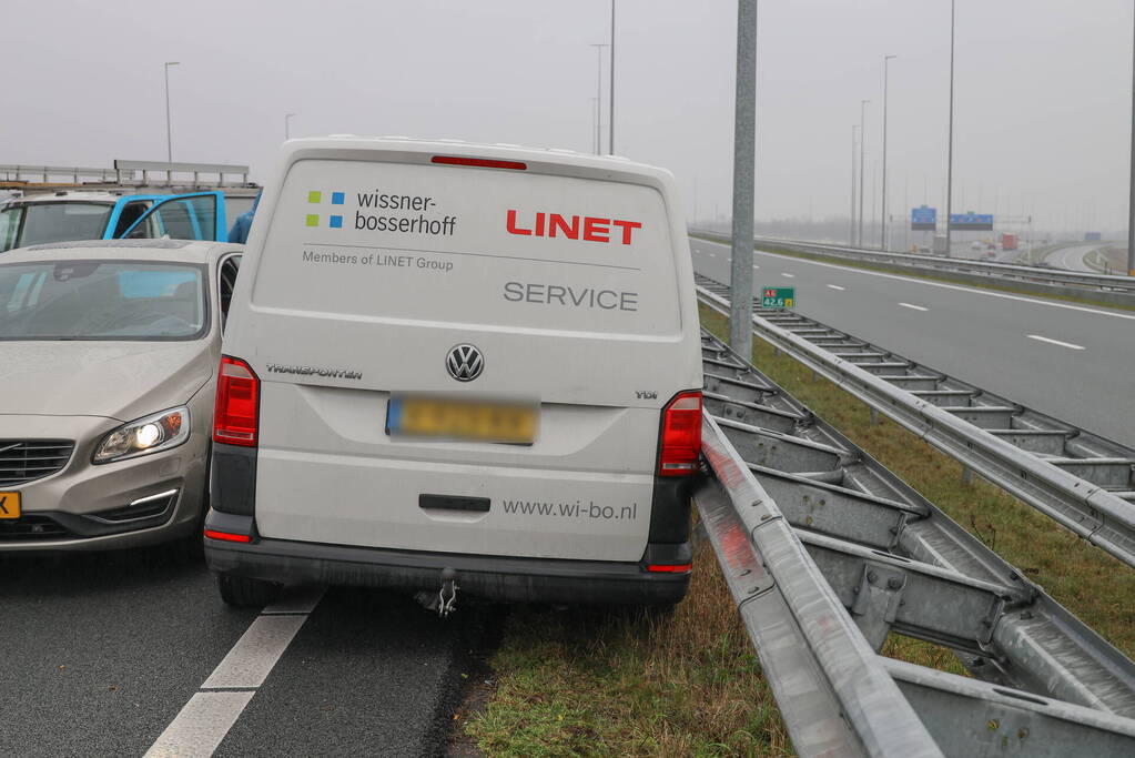 Bestelbus 180 graden gedraaid bij botsing