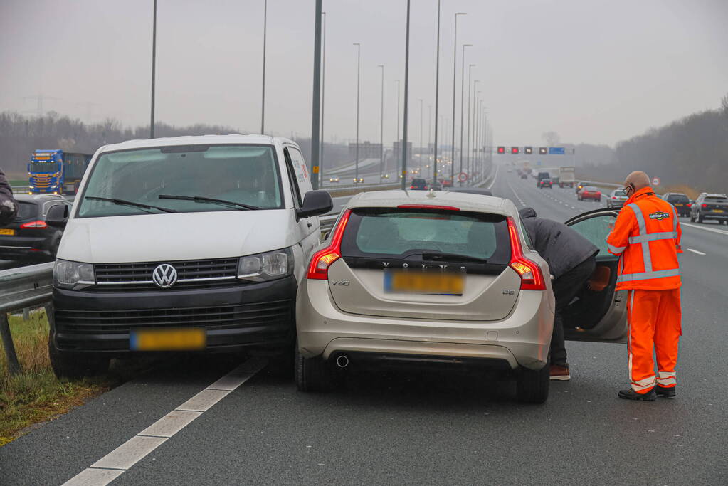 Bestelbus 180 graden gedraaid bij botsing