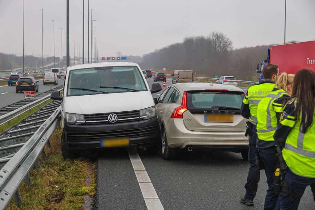 Bestelbus 180 graden gedraaid bij botsing