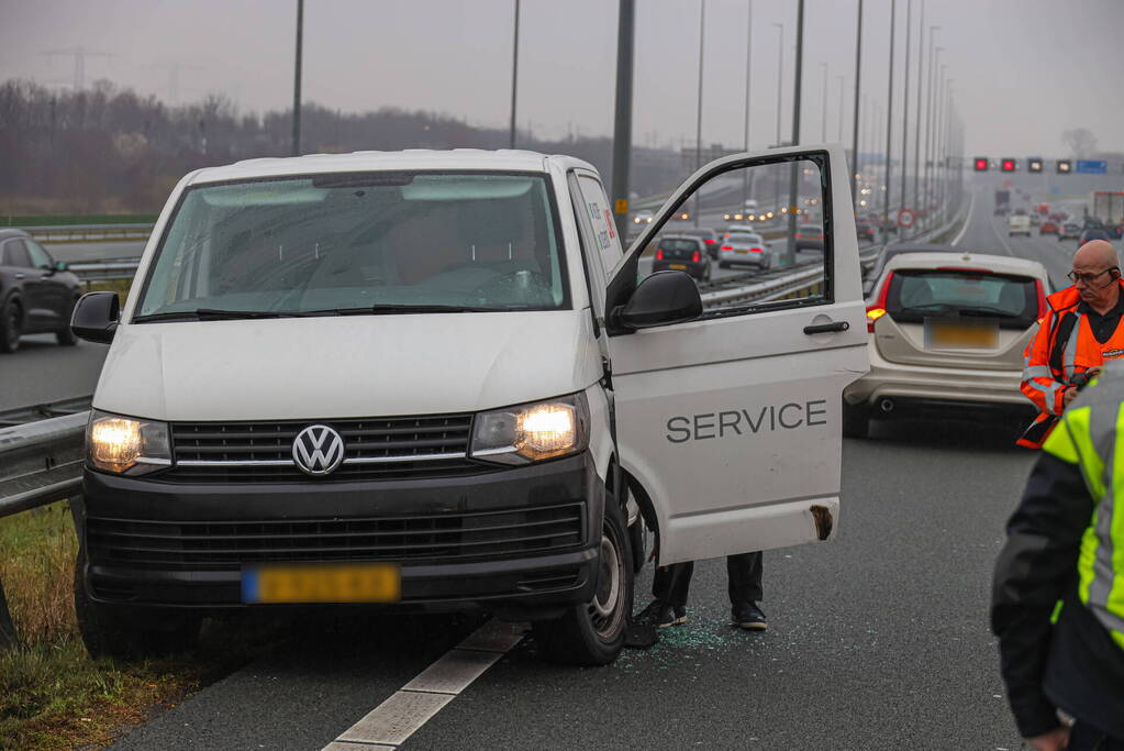 Bestelbus 180 graden gedraaid bij botsing