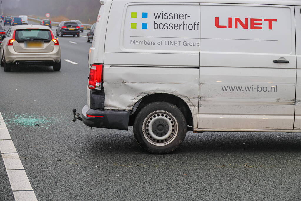 Bestelbus 180 graden gedraaid bij botsing