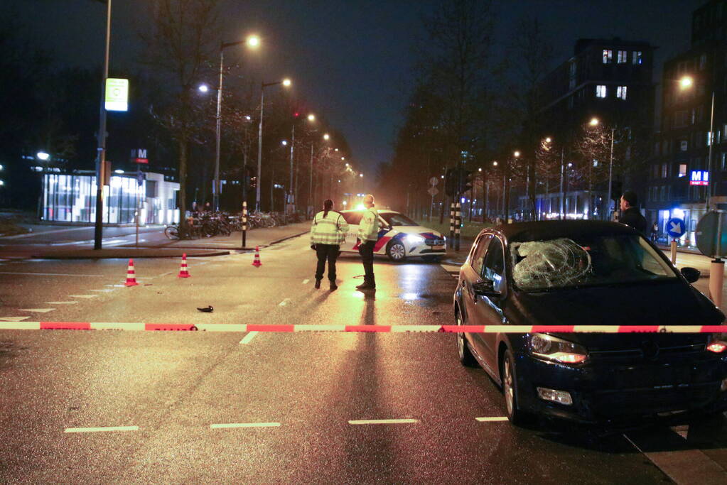 Persoon gewond na harde botsing met auto