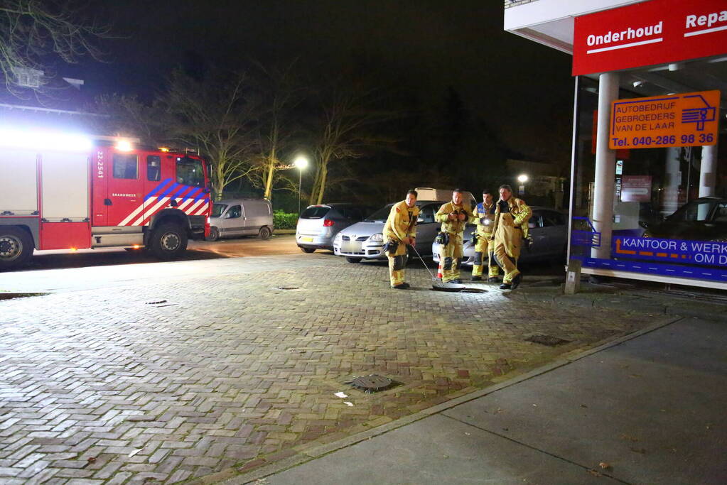 Brandweer spoelt riool na brandstof lucht