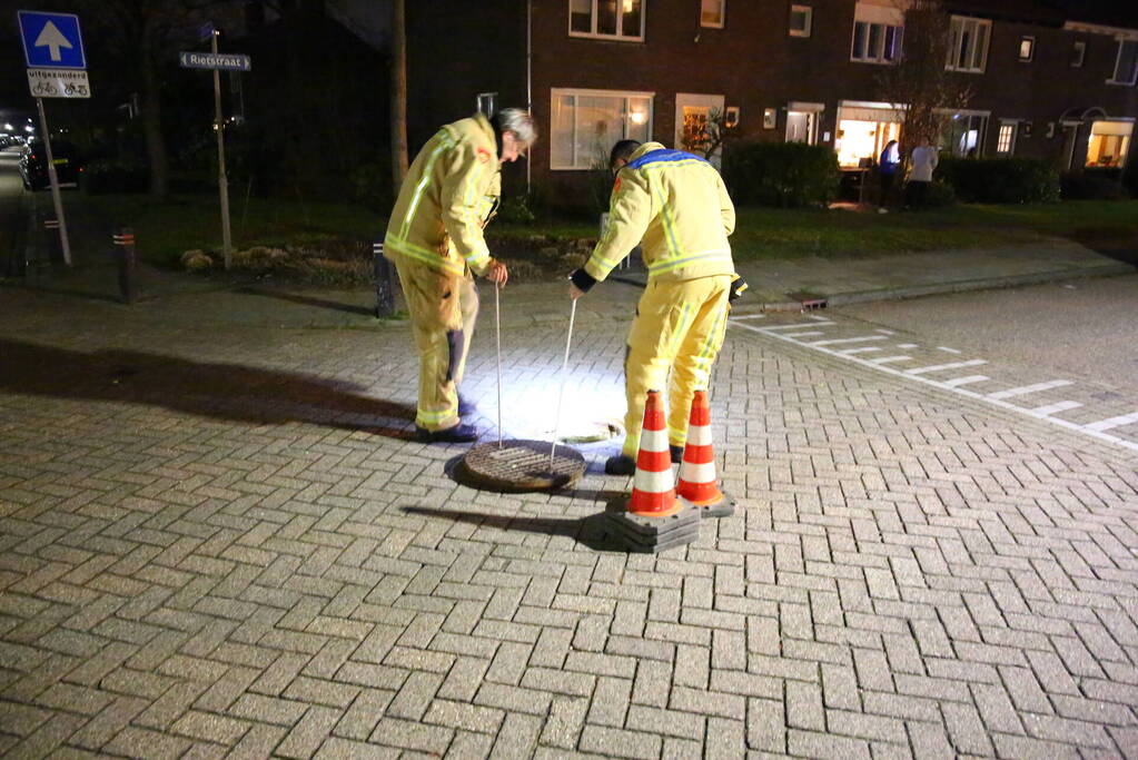 Brandweer spoelt riool na brandstof lucht