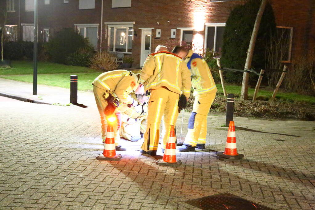 Brandweer spoelt riool na brandstof lucht