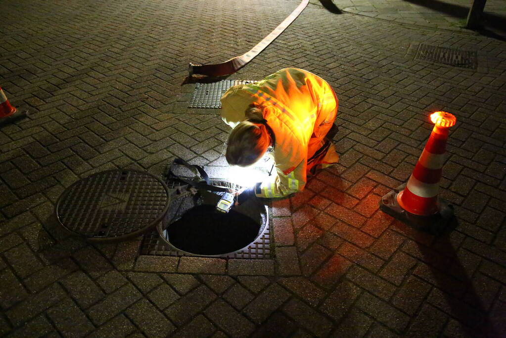 Brandweer spoelt riool na brandstof lucht