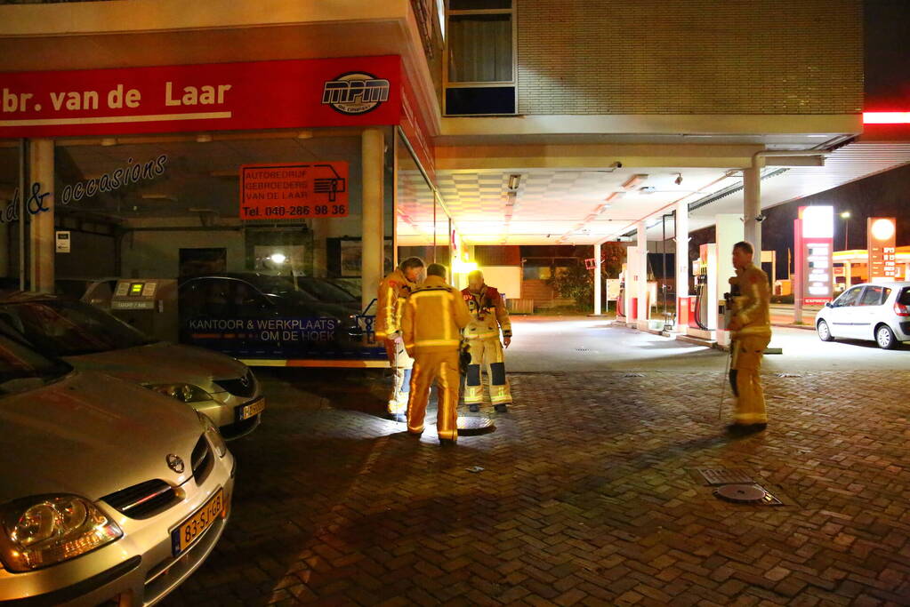 Brandweer spoelt riool na brandstof lucht