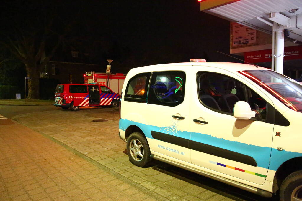 Brandweer spoelt riool na brandstof lucht